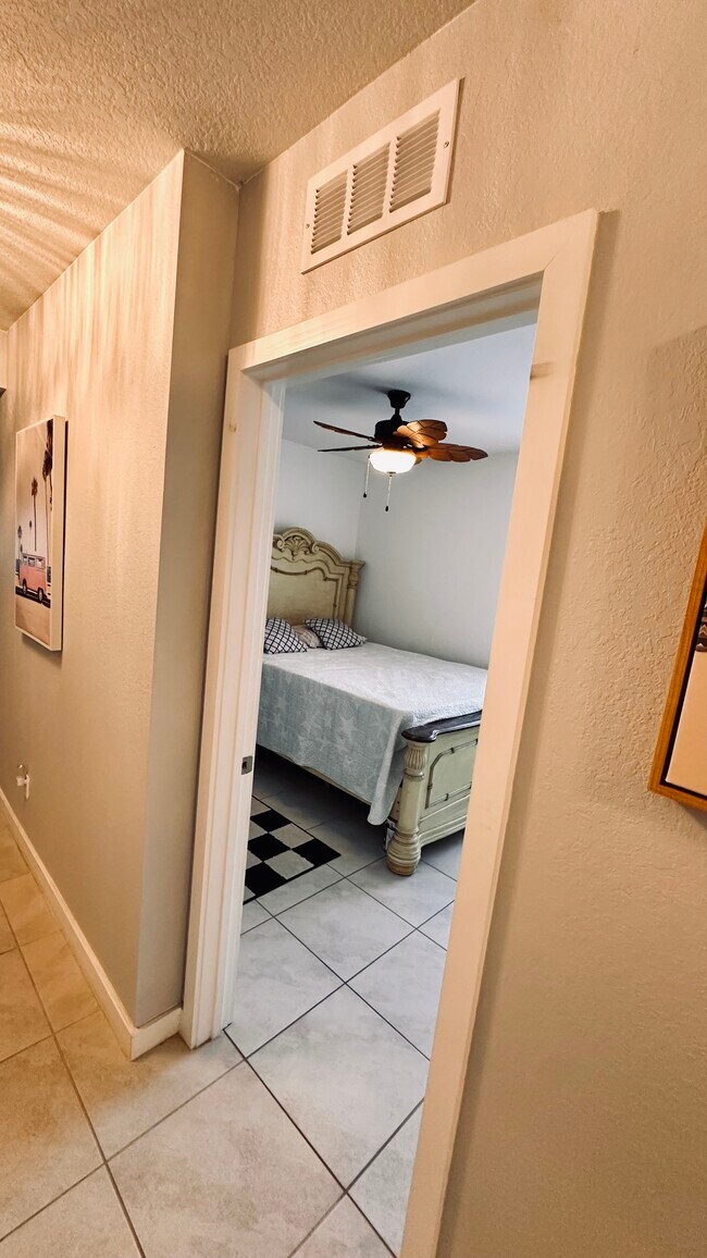 Building Photo - 3869 SE Lee St