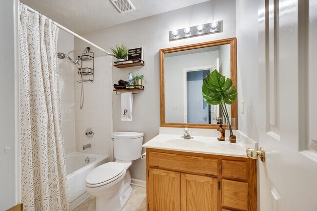 hallway full bathroom - 601 Hardin Shire Dr