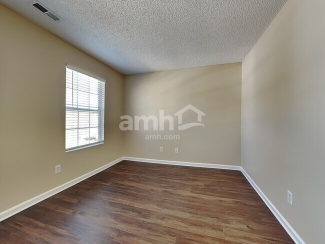 Building Photo - 136 N Honey Springs Ave