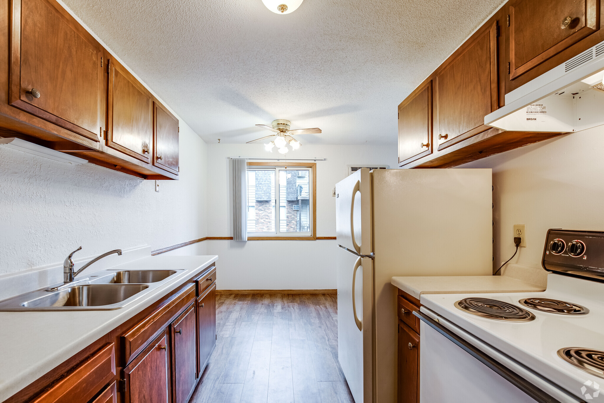 1BR, !BA - 700SF - Kitchen and Dining - Greenfield Estates