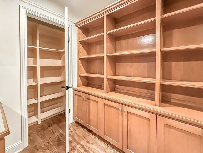 Building Photo - Upgraded Sherman Oaks 4+4 home - Ready for Move In!