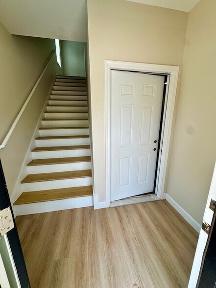 Building Photo - 700 E Johnson Ave