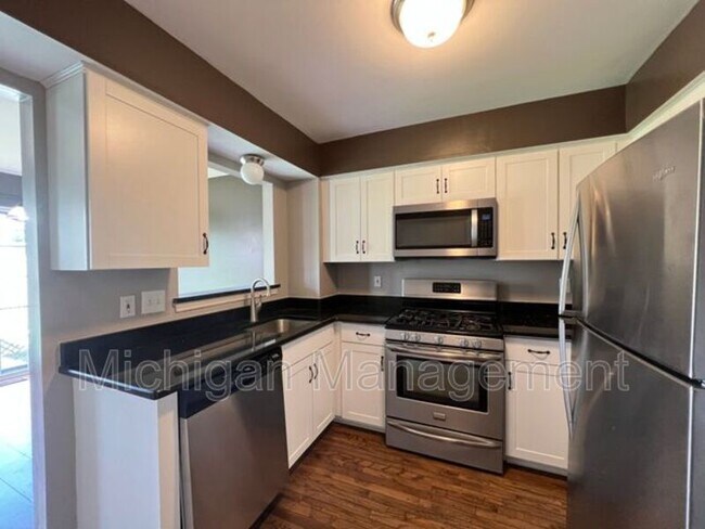 Building Photo - 4174 Hunters Cir E