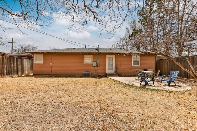 Building Photo - Cute midcentury modern home in central Lub...