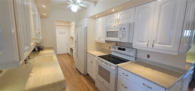 Building Photo - 10355 Paradise Blvd