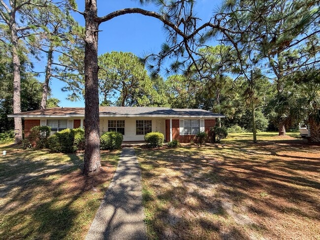 Primary Photo - 2 bedroom 1 bath duplex available for rent!