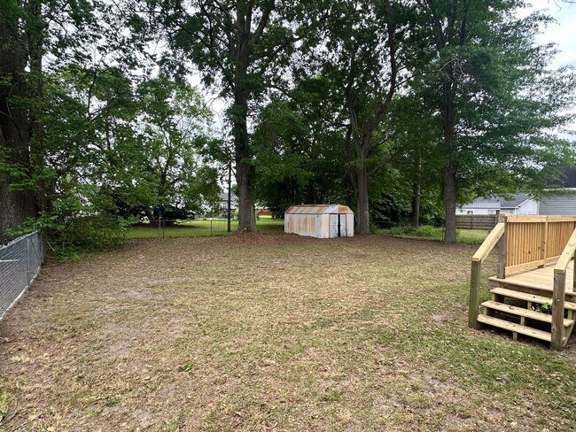 Building Photo - 810 W Country Club Dr