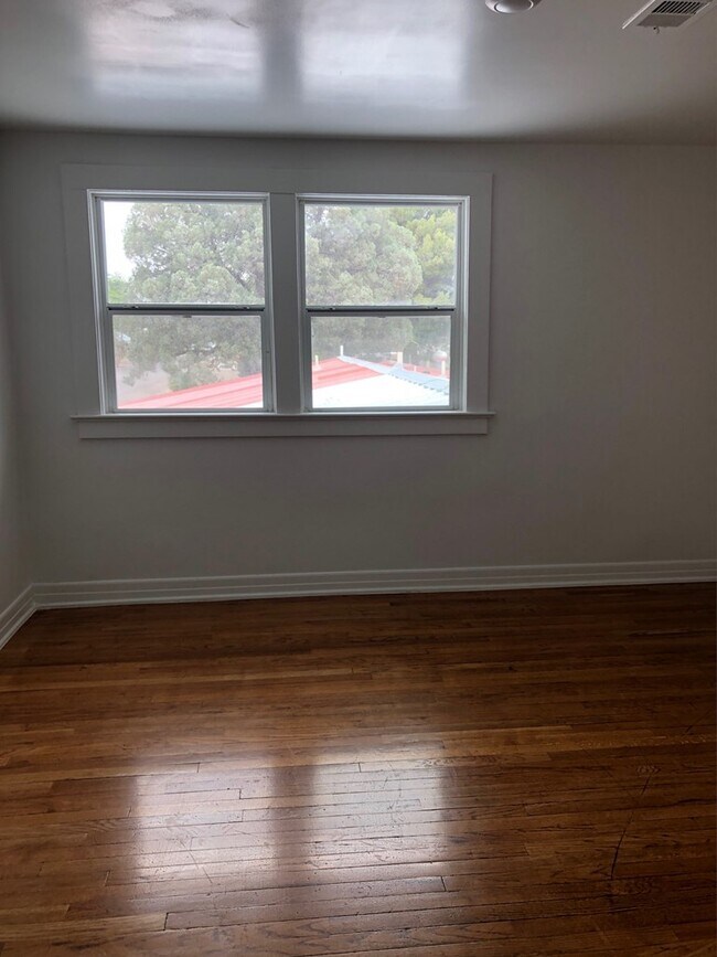 Building Photo - 120 N Austin St