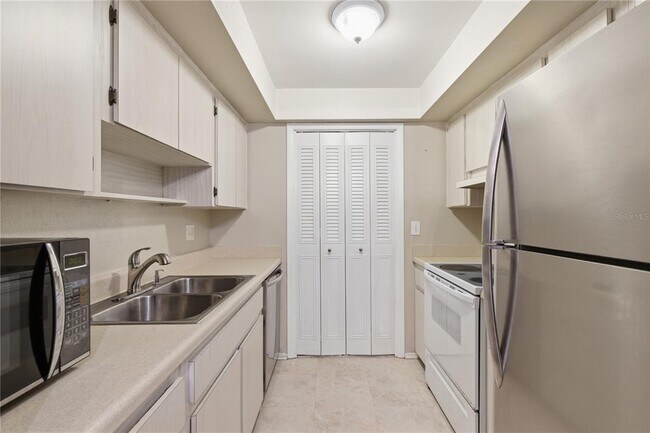Building Photo - 2630 Pearce Dr