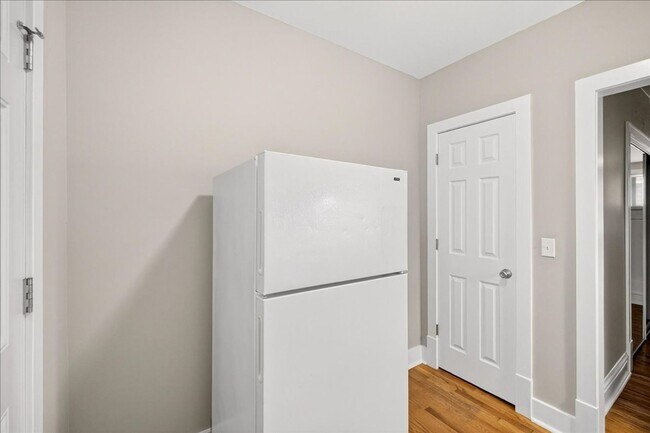 Building Photo - Stu-Stu-Studio!