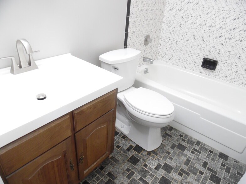 Building Photo - 8760 Ashbrook Dr