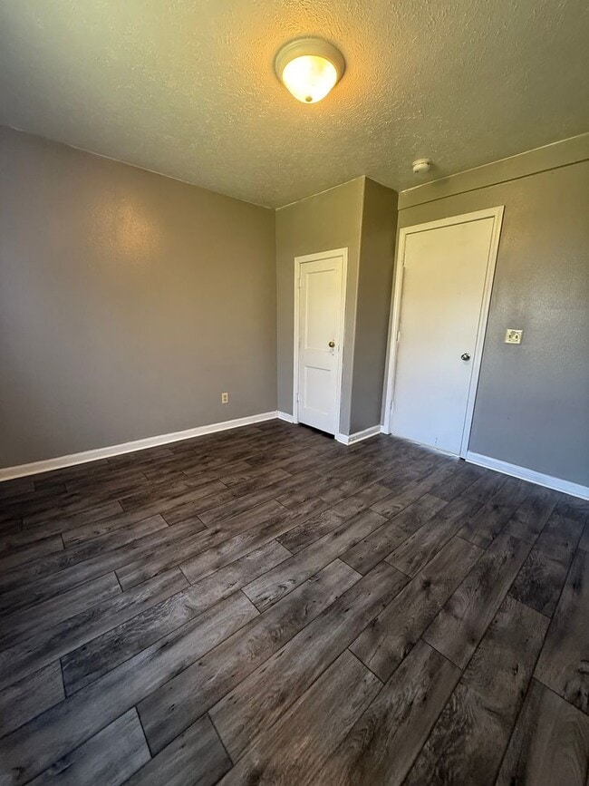 Building Photo - Available Now 2 Bedroom 1 bath House!!