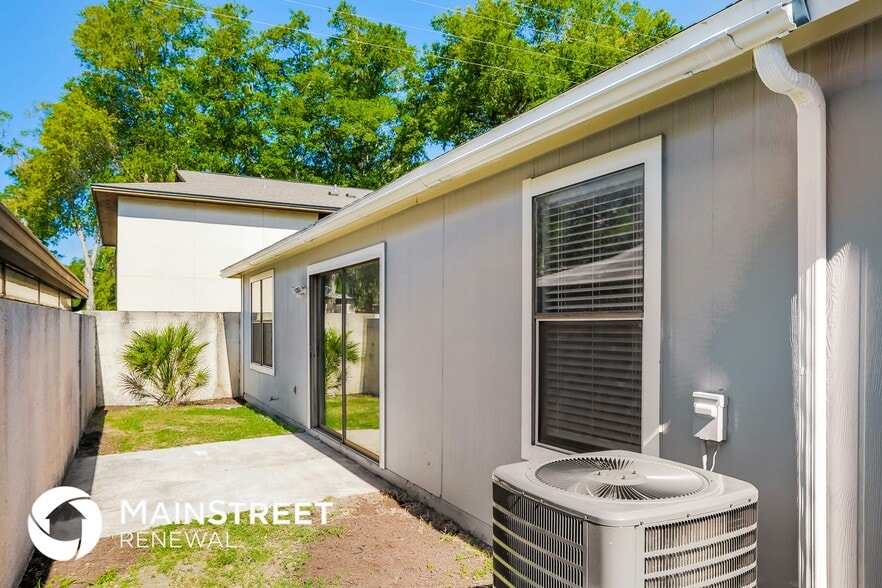 Building Photo - 1975 Blue Bird Run W