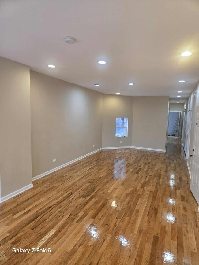 Building Photo - 5709 W Irving Park Rd