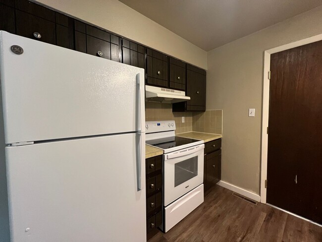 Building Photo - 3 bedroom 1.5 Bathroom Duplex Available Now!