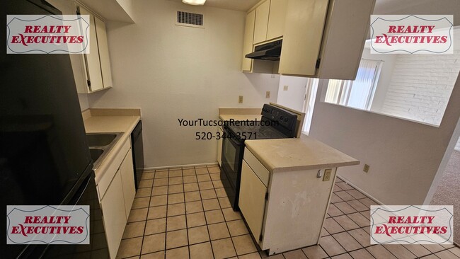 Building Photo - Fort Lowell & Campbell 2/1 - A/C and all a...
