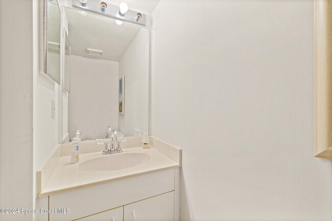 Building Photo - 8700 Ridgewood Ave