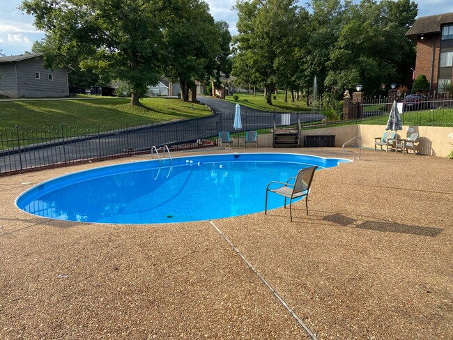 Building Photo - Taneycomo Terrace Condominium - Lakefront