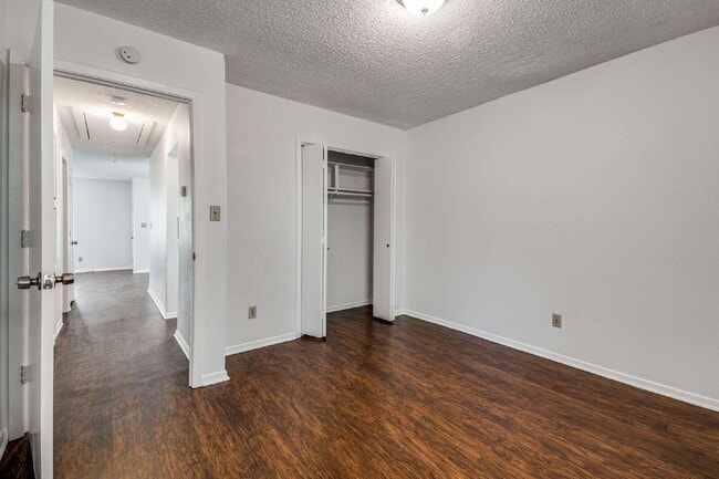 Building Photo - Stylish Half-Duplex in Arlington