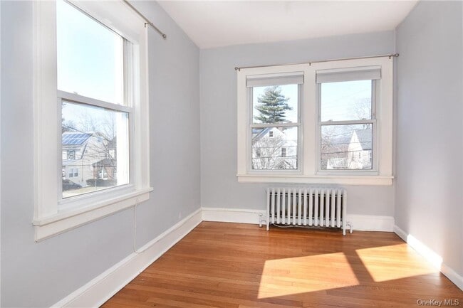 Building Photo - 27 Maple St