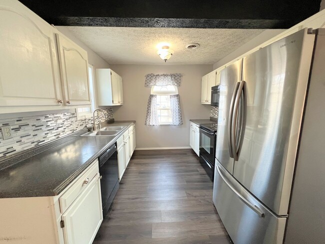 Building Photo - Single Family Home with a fenced in backyard!