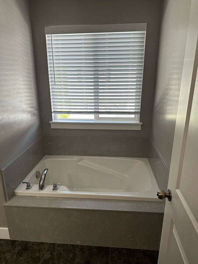 Master Tub - 103 E 700 N