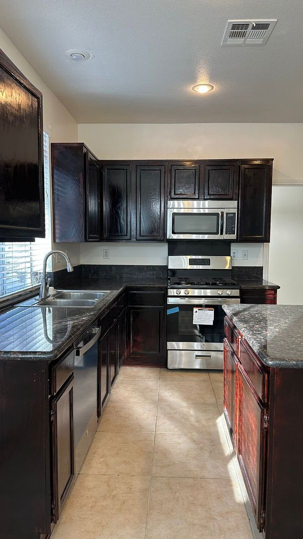 Building Photo - SUMMERLIN HOME WITH 5 BEDROOMS (INCLUDE SOME UTILITIES)