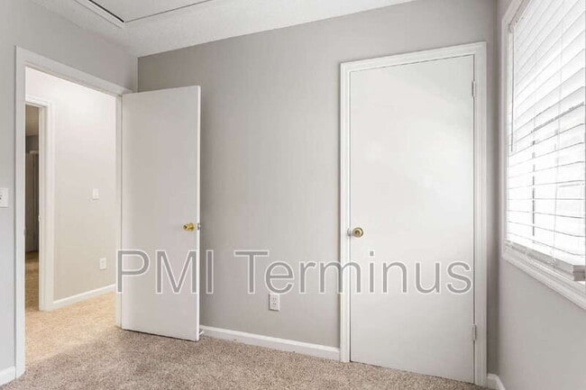 Building Photo - 5005 Hawthorne Ct