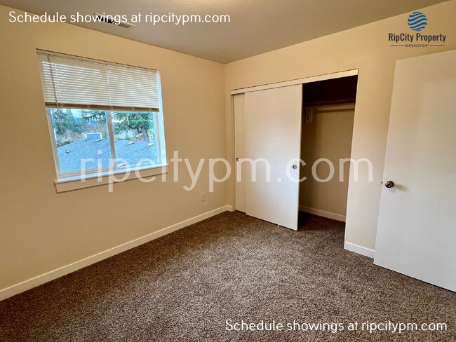 Building Photo - Free Rent! Remodeled 3-Bedroom, 2-Bath Top...