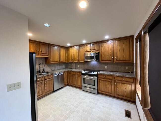 Building Photo - 180 Degree View of Bellingham Bay - Water/Sewer and Gas Included in Rent