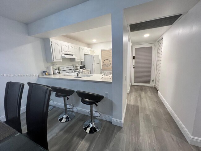 Building Photo - 1208 Bahama Bend