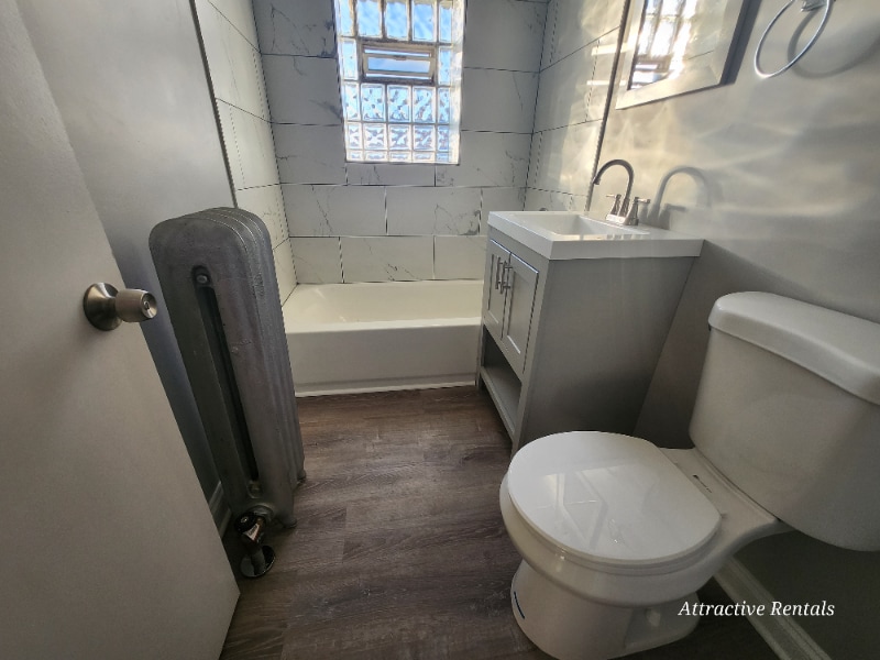 Building Photo - 652 E 81st St
