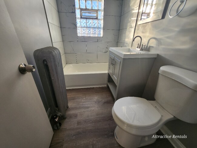 Building Photo - 652 E 81st St