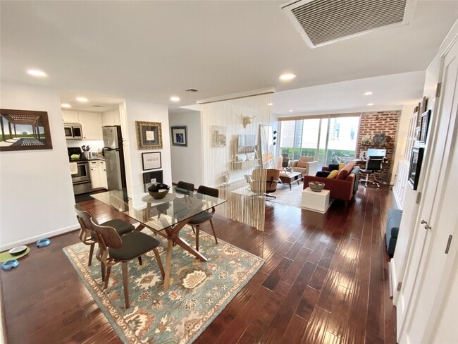 Building Photo - 2016 Main St