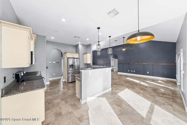 Building Photo - 6495 Bamboo Ave