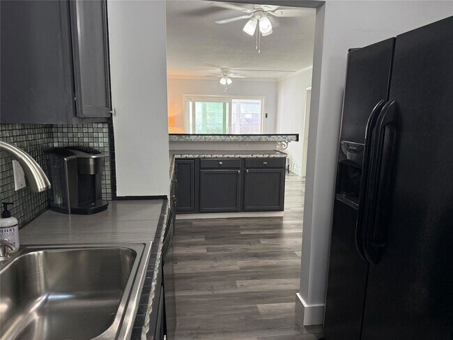 Building Photo - 2121 NE 42nd Ct