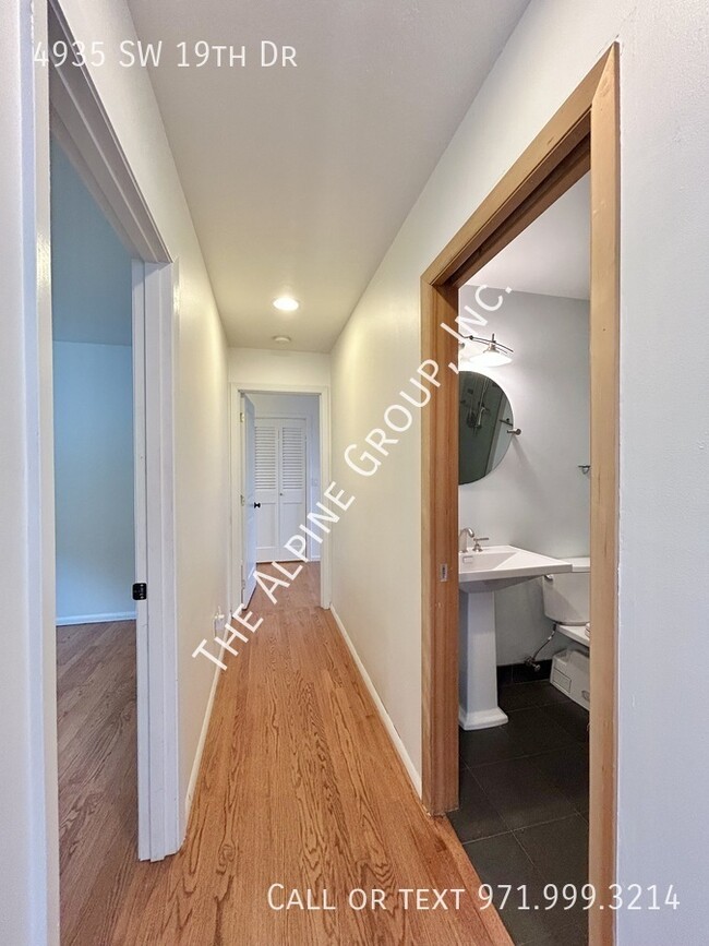 Building Photo - 4935 SW 19th Dr