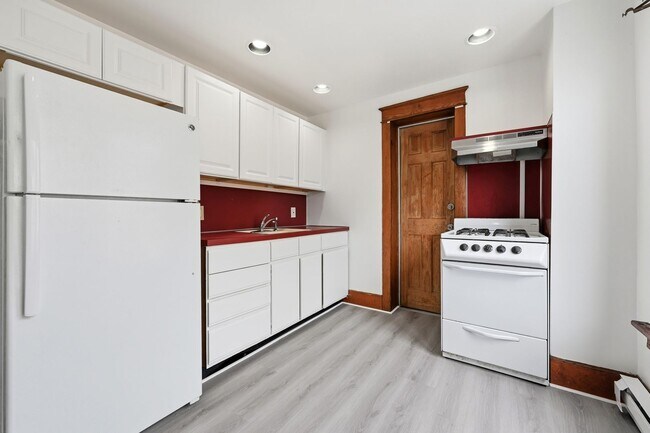 Building Photo - 348 N 6th St