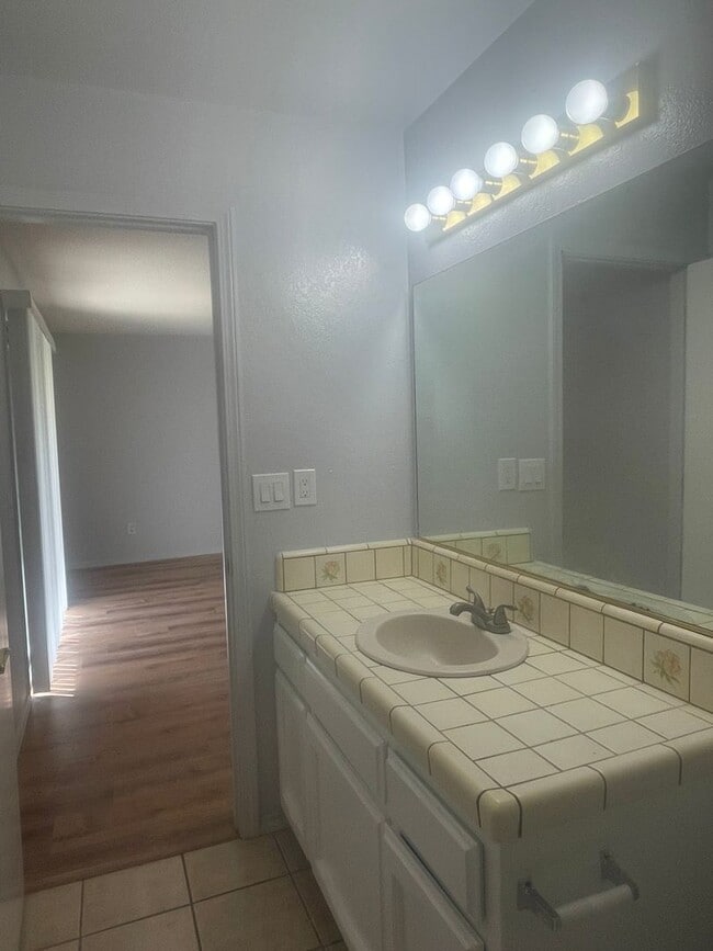 Building Photo - 651 Country Oak Dr