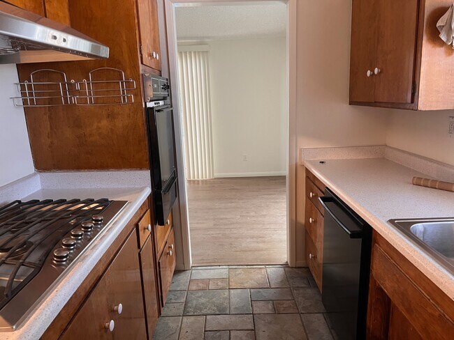 Building Photo - 5615 Oso Ave