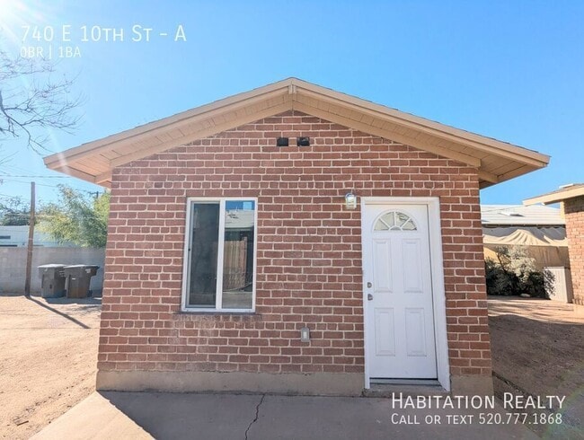 Building Photo - 740 E 10th St