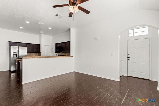 Building Photo - 586 Creekside Cir