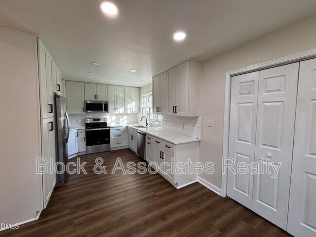 Building Photo - 170 Devin Dr