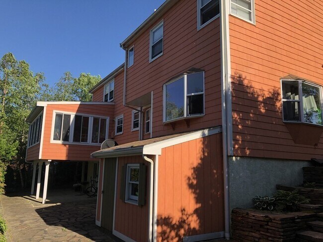 Building Photo - 479 Crafts St