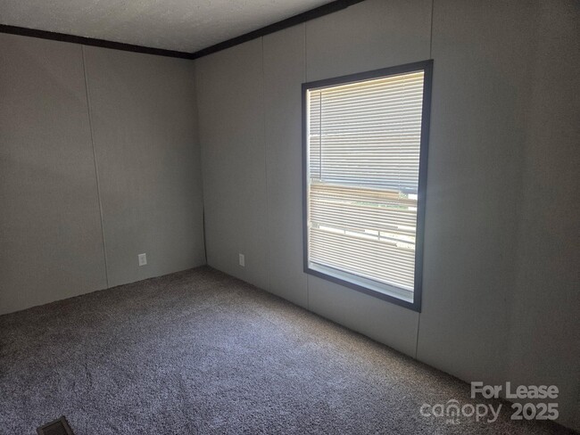 Building Photo - 105 Kimberly Cir