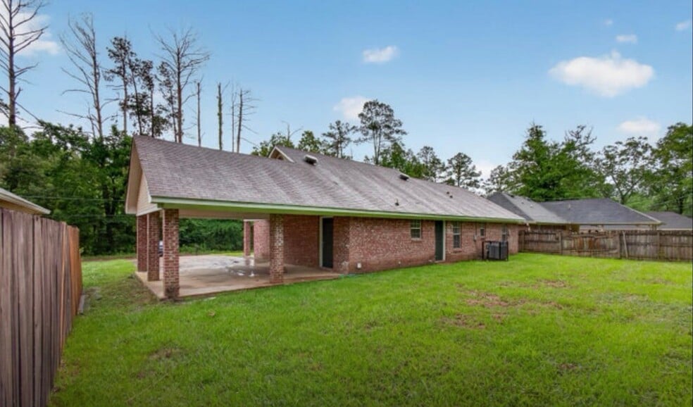 Building Photo - 4003 W Lake Rd
