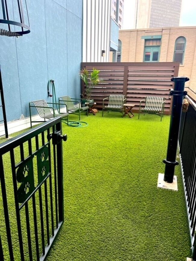 Building Photo - 160_WALL