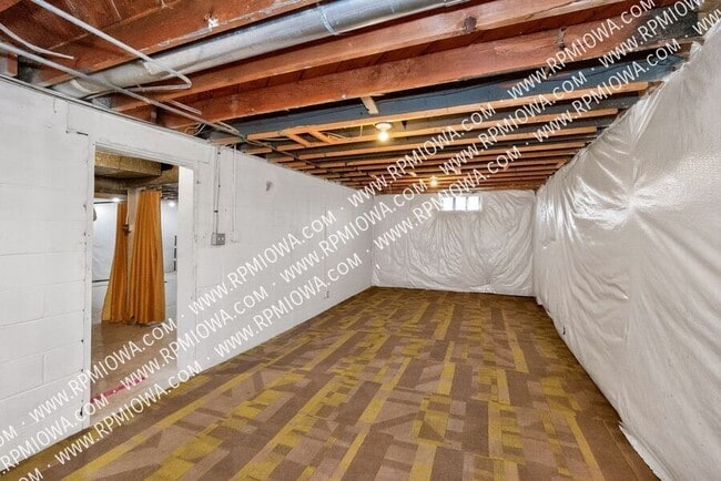 Building Photo - 6717 Roseland Dr