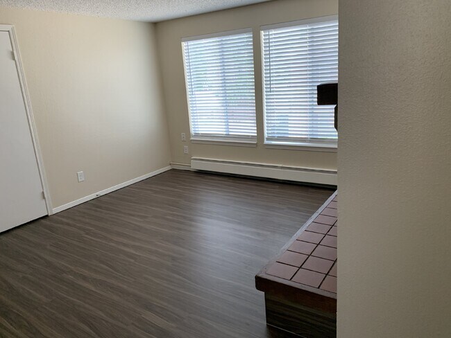 Building Photo - Very Clean 2-Bedroom Second-Floor Apartment