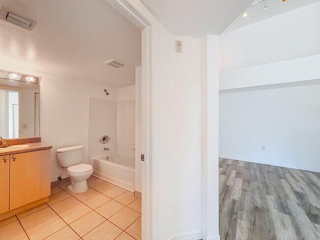 Building Photo - 1119 Villa Cir